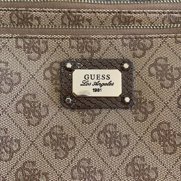 Like New GUESS purse 😍 - Picture 2 of 4